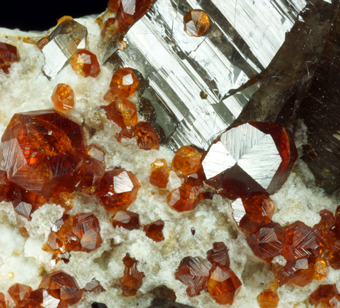 Garnet var. Spessartine and Quartz - Tongbei, Heping village, Yunxiao, Fujian province,China