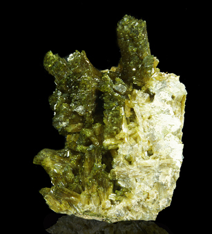 Clinozoisite - Concession Morgan 3, Coayllo, Dos De Mayo, Peru