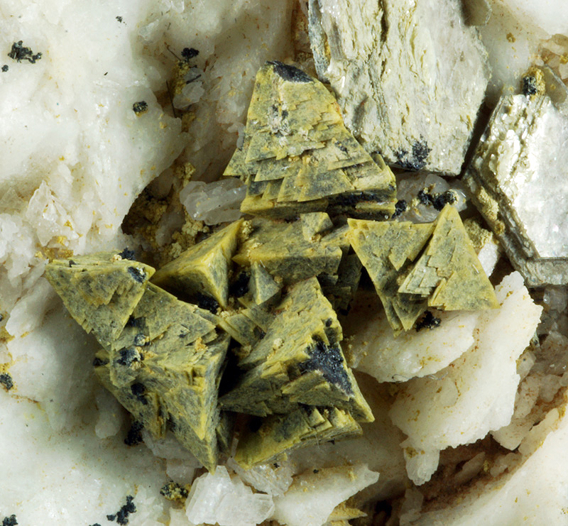 Helvite on albite - Navegador mine, Minas Gerais, Brazil