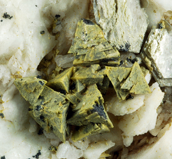 Helvite on albite - Navegador mine, Minas Gerais, Brazil