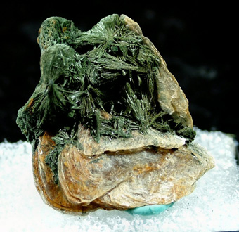 Gormanite on Muscovite - Linpolis, Divino das Laranjeiras, Doce valley, Minas Gerais, Brazil