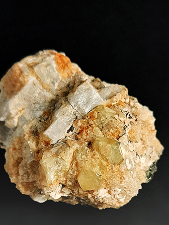 Londonite-Rhodizite Series - Antsongombato gem mine, Antsentsindrano, Anosiarivo Manapa, Betafo, Vakinankaratra, Madagascar