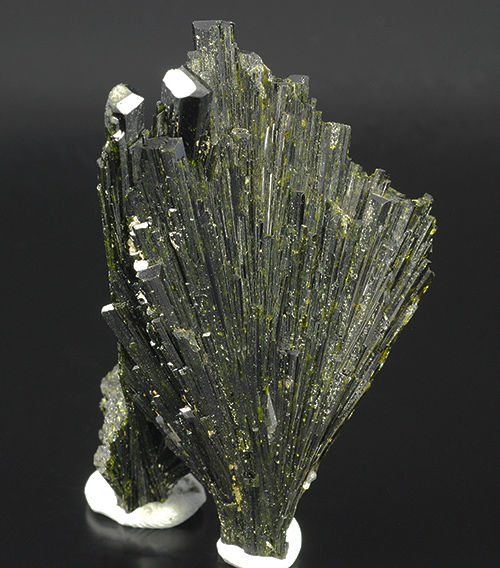 Epidote - Pampa Blanca Distr. - Castrovirreyna prov. - Huancavelica Deptm. - Peru