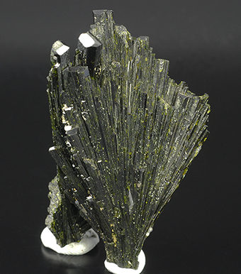 Epidote - Pampa Blanca Distr. - Castrovirreyna prov. - Huancavelica Deptm. - Peru