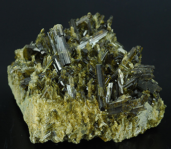 Epidote/clinozoisite - Tormiq valley - Haramosh mts. - Skardu distr. - Baltistan - Northern Areas - Pakistan