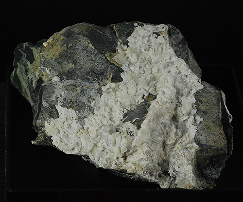 Rsslerite and brassite - Jchymov - Karlovy Vary Distr. - Czech Republic