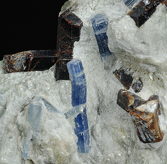 Kyanite and staurolite - Pizzo Forno - Chironico Valley - Faido - Levantina - Ticino - Switzerland