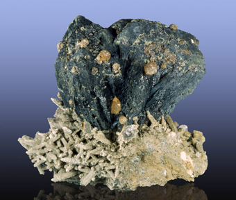 Ilvaite , Quartz, Huanggang mine, Chifeng Prefecture, Inner Mongolia Aut. Region, China