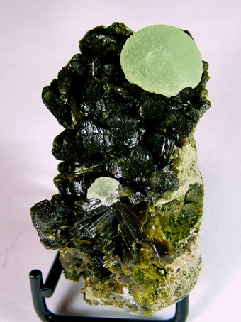 Prehnite on Epidote - Djouga diggings (Jjouga; Djouga-Kolon), Bendougou village (Bendoukou village; Benduko village), Arrondissement Diakon (Diako), Commune Diakon, Cercle de Bafoulab, Kayes Region, Mali
