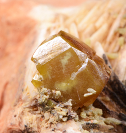 Wulfenite, Fluorite, Pyromorphite, Baryte - Monterniers Mines, Lantigni, Beaujeu, Rhne, Auvergne-Rhne-Alpes, France