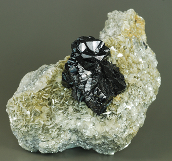 Cassiterite over muscovite - Huya W-Sn-Be dep. - Mt Xuebaoding - Pingwu Co. -Mianyang pref. - Sichuan prov. - China