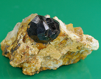 Almandine-spessartine series garnet - Ialamitana - Sahanivotry Manandona Commune - Antsirab 2 distr. - Vakinankaratra Region - Antananarivo prov. - Madagascar