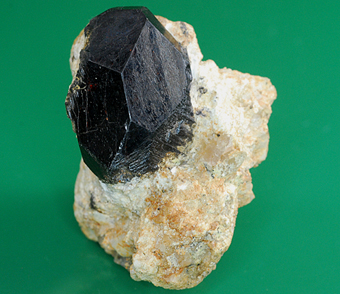 Almandine-spessartine series garnet - Ialamitana - Sahanivotry Manandona Commune - Antsirab 2 distr. - Vakinankaratra Region - Antananarivo prov. - Madagascar