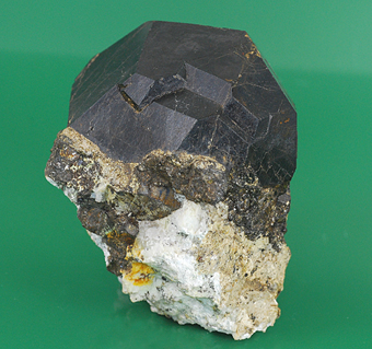 Almandine-spessartine series garnet - Ialamitana - Sahanivotry Manandona Commune - Antsirab 2 distr. - Vakinankaratra Region - Antananarivo prov. - Madagascar