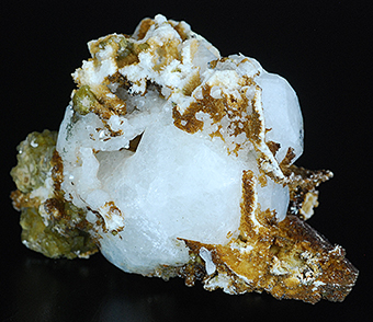 Analcime and siderite - Poudrette quarry - Mont Saint-Hilaire - La Valle-du-Richelieu RCM - Montrgie  Qubec - Canada
