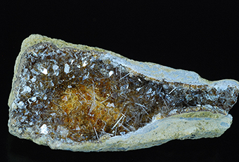 Natrolite and calcite on petrified wood - Sipi caves - Mount Elgon - Manafwa distr. - Uganda