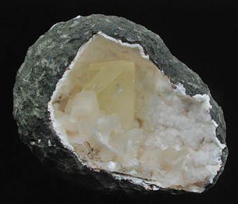 Calcite and stilbite - Jalgaon - Ahmednagar distr. - Maharastra - India