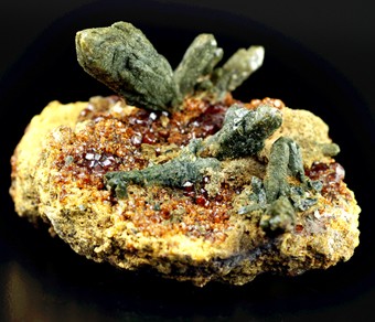 Prase quartz and hessonite garnet - Sinerechenskoe skarn occurrence - Kavalerovo Mining distr. - Dal'negorsk - Primorskiy Kray - Far-Eastern Region - Russia
