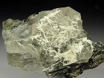 Edingtonite on calcite - Jacupiranga Mine, Cajati, S�o Paulo, Southeast Region, Brazil