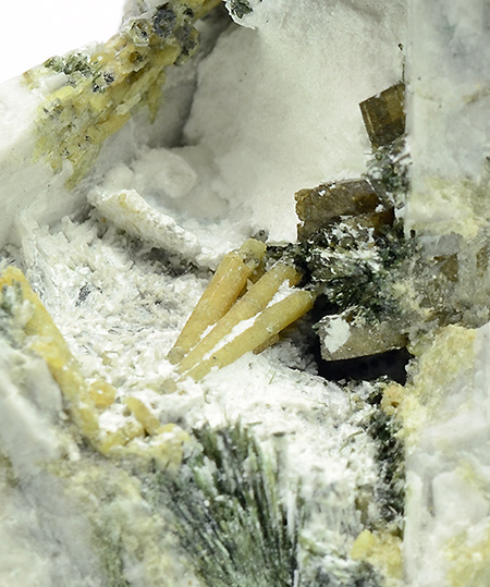 Epididymite -  Poudrette quarry, Mont Saint-Hilaire, La Valle-du-Richelieu RCM, Montrgie, Qubec, Canada