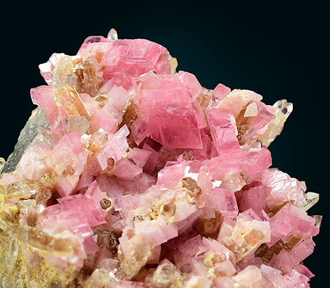 Rhodochrosite and quartz - Huayllapon Mine, Pasto Bueno, Pampas District, Pallasca Province, ncash, Peru