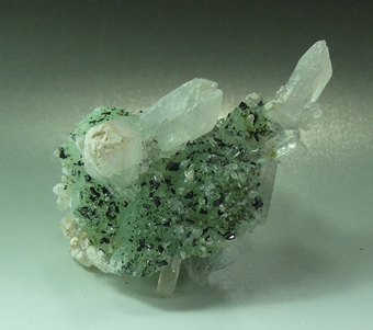 bab5_bald0005 - Babingtonite on Prehnite with Quartz - Quiaojia - Zhaotong - Yunnan - China