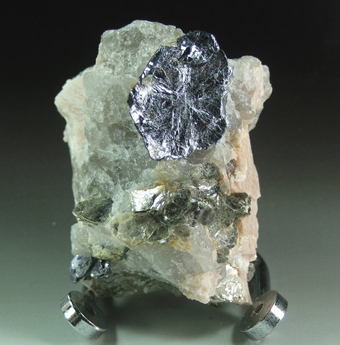 moc5_bald0010 - Molybdenite on Quartz - Molly Hill - La Motte - Quebec - Canada